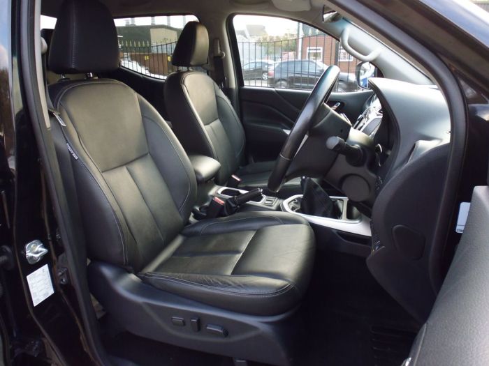 Nissan Navara Double Cab Pick Up Tekna 2.3dCi 190 4WD Pick Up Diesel Black