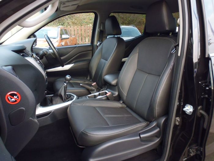 Nissan Navara Double Cab Pick Up Tekna 2.3dCi 190 4WD Pick Up Diesel Black