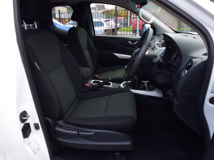 Nissan Navara King Cab Pick Up Acenta 2.3dCi 160 4WD Pick Up Diesel White