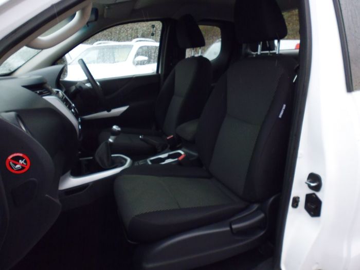 Nissan Navara King Cab Pick Up Acenta 2.3dCi 160 4WD Pick Up Diesel White