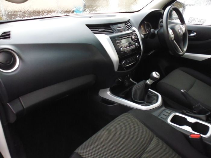 Nissan Navara King Cab Pick Up Acenta 2.3dCi 160 4WD Pick Up Diesel White
