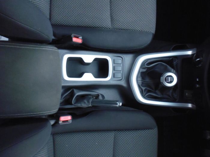 Nissan Navara King Cab Pick Up Acenta 2.3dCi 160 4WD Pick Up Diesel White