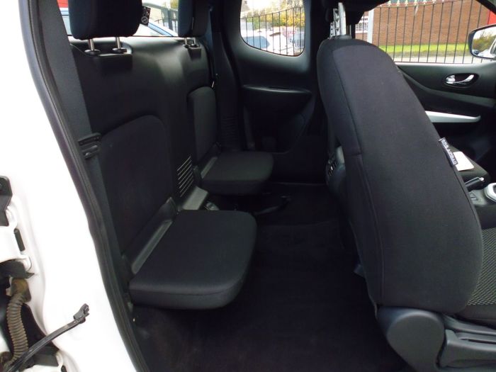 Nissan Navara King Cab Pick Up Acenta 2.3dCi 160 4WD Pick Up Diesel White