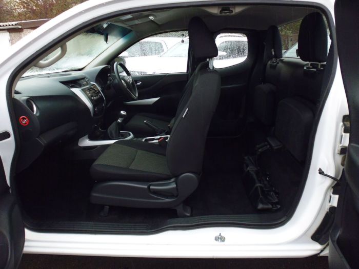 Nissan Navara King Cab Pick Up Acenta 2.3dCi 160 4WD Pick Up Diesel White