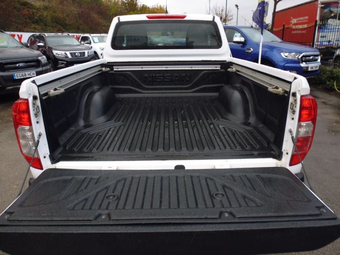Nissan Navara King Cab Pick Up Acenta 2.3dCi 160 4WD Pick Up Diesel White