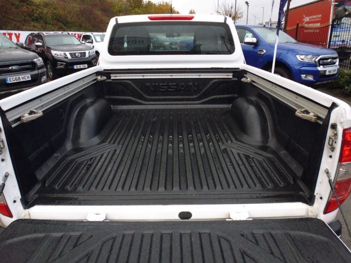 Nissan Navara King Cab Pick Up Acenta 2.3dCi 160 4WD Pick Up Diesel White