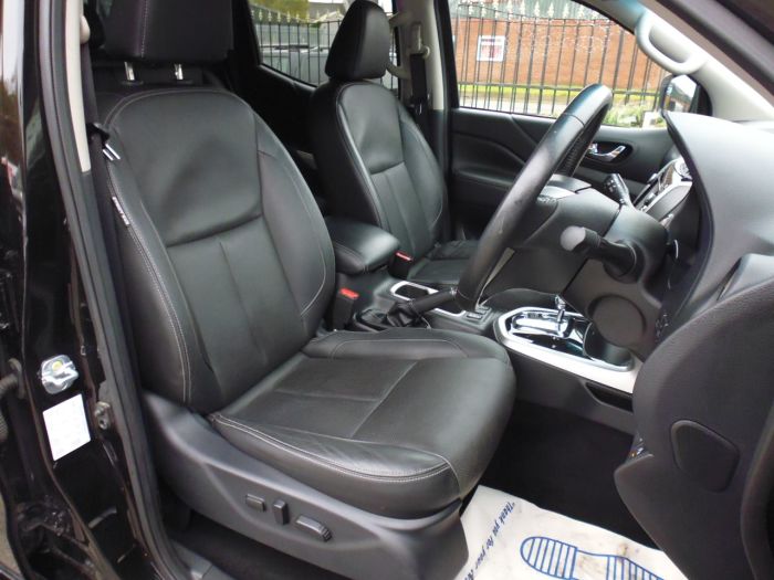 Nissan Navara Double Cab Pick Up Tekna 2.3dCi 190 4WD Auto Pick Up Diesel Black