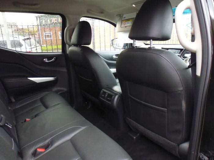 Nissan Navara Double Cab Pick Up Tekna 2.3dCi 190 4WD Auto Pick Up Diesel Black