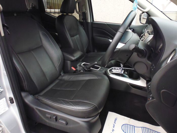 Nissan Navara Double Cab Pick Up Tekna 2.3dCi 190 4WD Auto Pick Up Diesel Silver