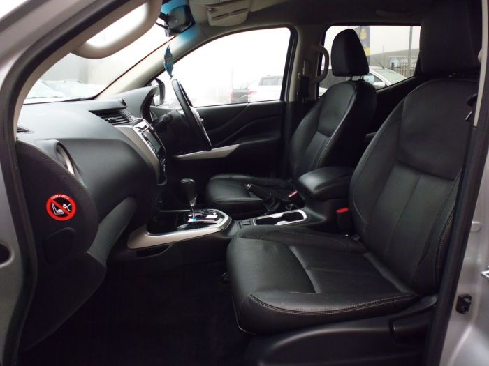 Nissan Navara Double Cab Pick Up Tekna 2.3dCi 190 4WD Auto Pick Up Diesel Silver